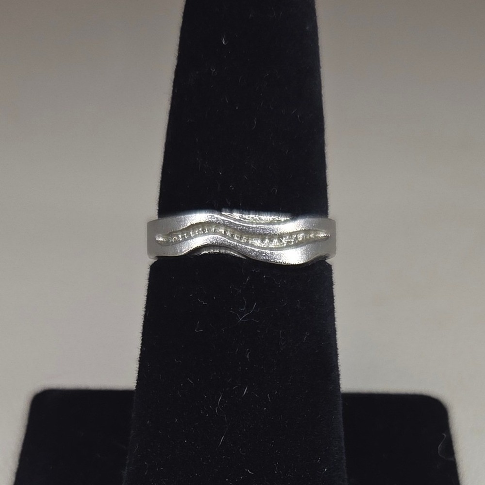 Silver Tone Wavy Textured Band Ring Minimalist Scalloped Size 7 0368